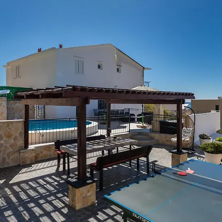 Family Friendly With A Swimming Pool - 22975 Makarska