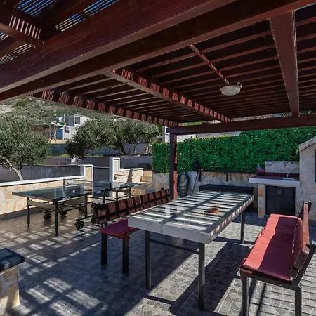 Family Friendly With A Swimming Pool - 22975 * Makarska
