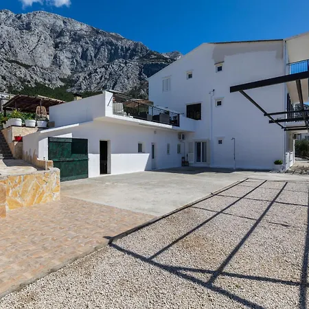 Apartment Family Friendly With A Swimming Pool - 22975 Makarska