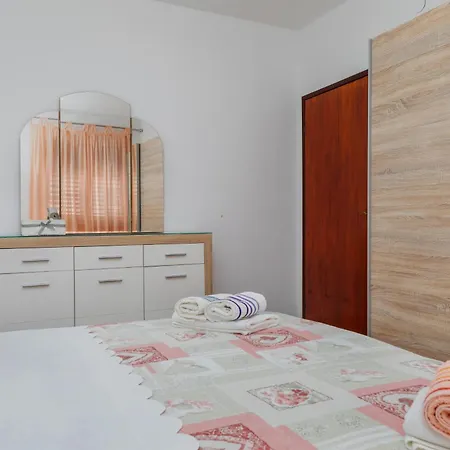Family Friendly With A Swimming Pool - 22975 Makarska