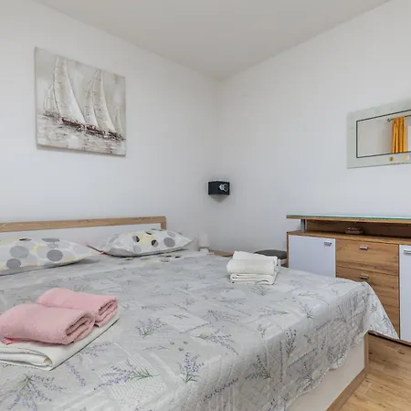 Apartment Family Friendly With A Swimming Pool - 22975 Makarska