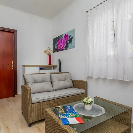Apartment Family Friendly With A Swimming Pool - 22975