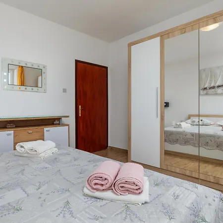 Family Friendly With A Swimming Pool - 22975 Apartment