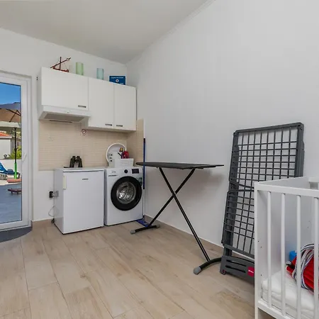 Apartment Family Friendly With A Swimming Pool - 22975 Makarska