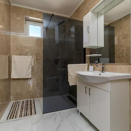 Family Friendly With A Swimming Pool - 22975 * Makarska