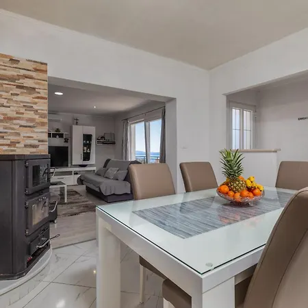 Family Friendly With A Swimming Pool - 22975 Apartment