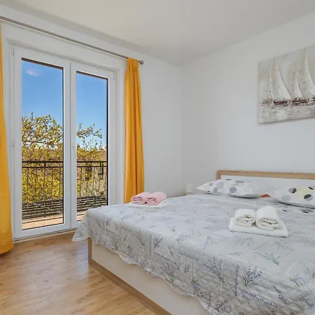 Family Friendly With A Swimming Pool - 22975 Apartment