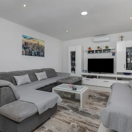 Family Friendly With A Swimming Pool - 22975 * Makarska