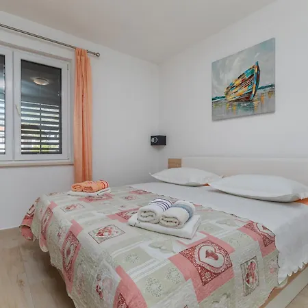 Apartment Family Friendly With A Swimming Pool - 22975