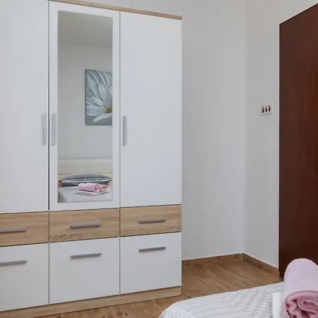 Apartmán Family Friendly With A Swimming Pool - 22975 Makarská