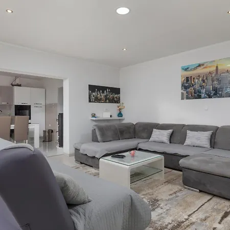 Family Friendly With A Swimming Pool - 22975
