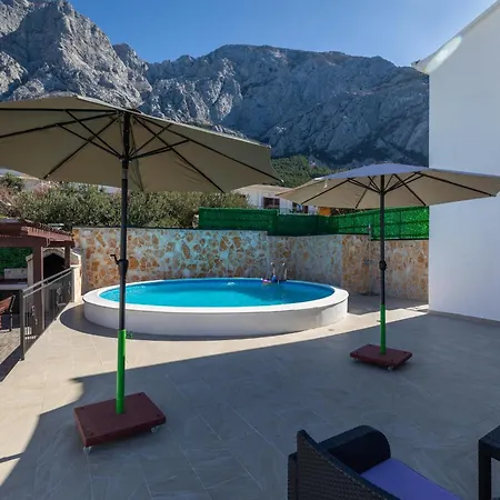 Family Friendly With A Swimming Pool - 22975